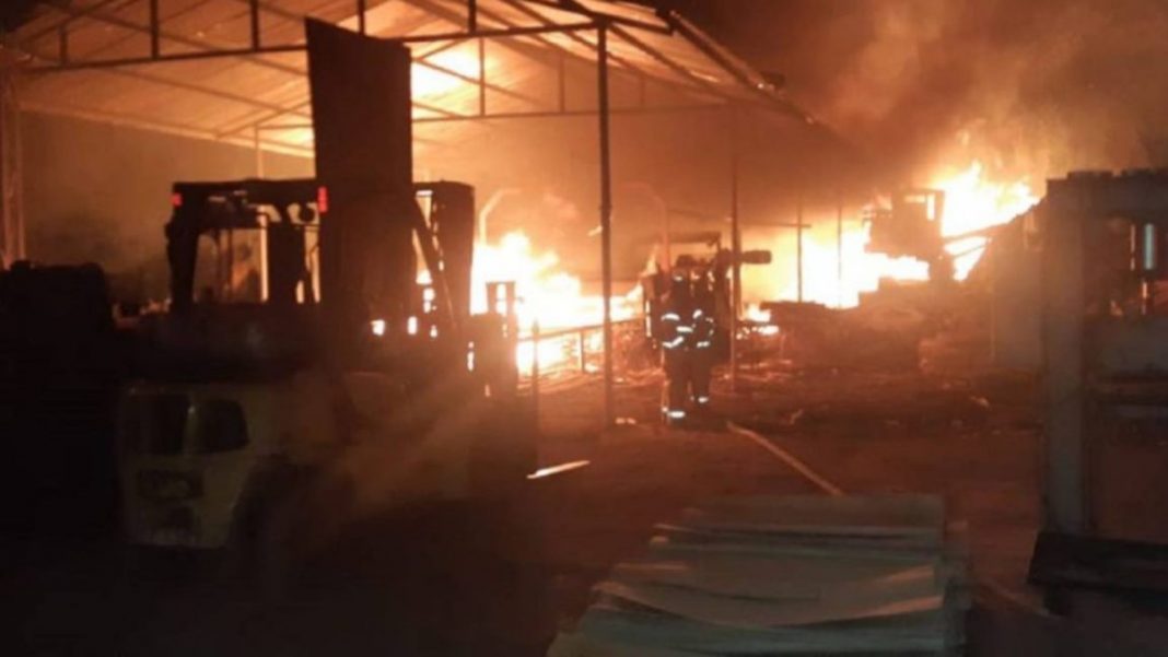 Incendio deja pérdidas millonarias en una empresa del estado Aragua