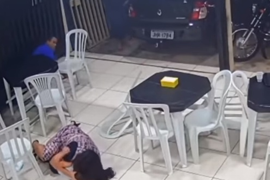 Mujer se lanza sobre su hijo para protegerlo durante tiroteo