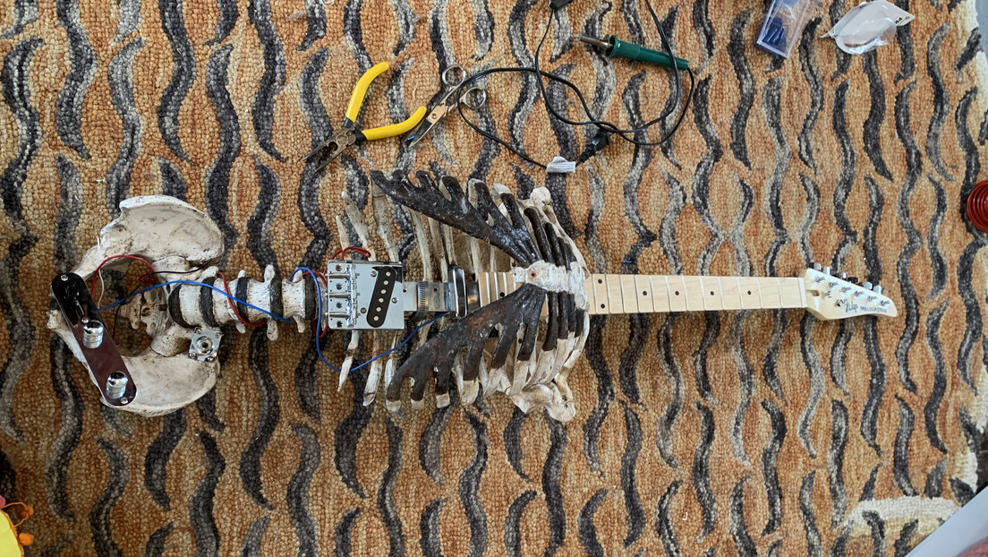 Músico construye una guitarra con el esqueleto de su tío