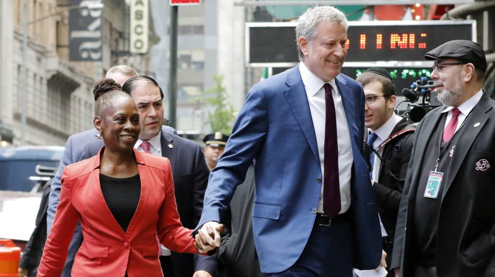 Alcalde Nueva York pide investigar acusaciones sexuales gobernador