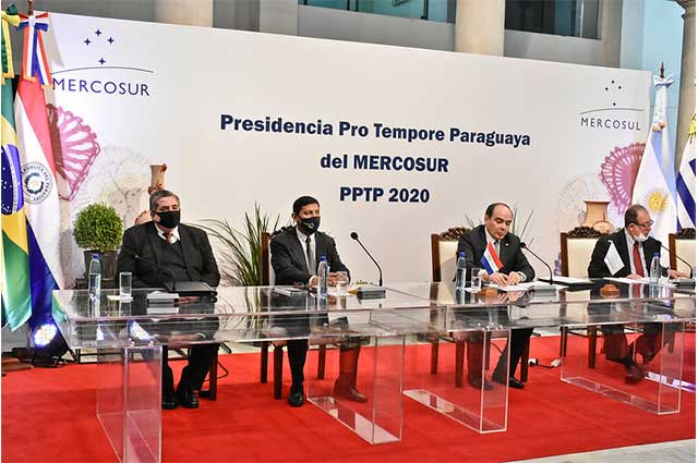 Ministro de Paraguay pide a prensa contar "hechos positivos" del Gobierno