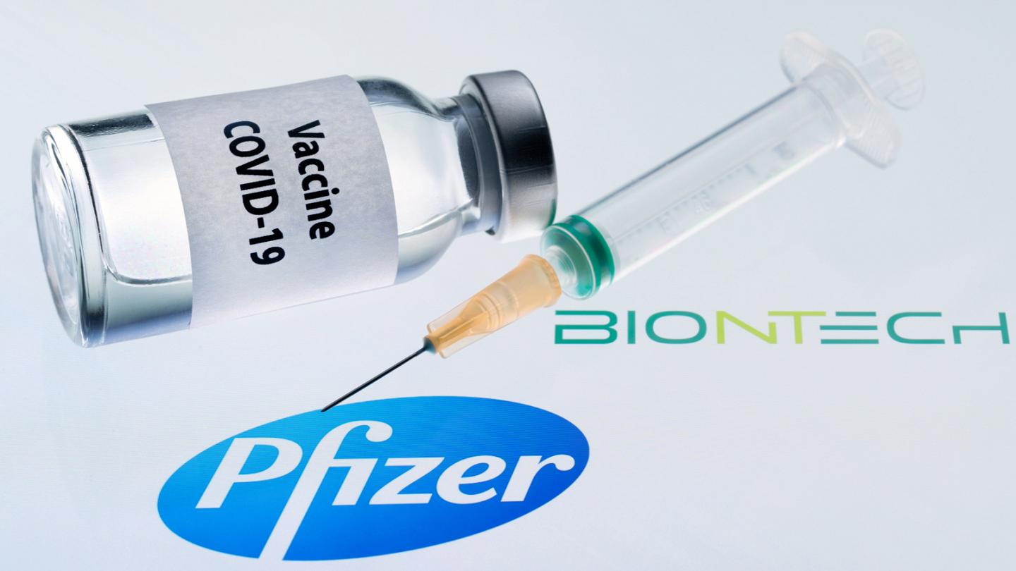 Director de Pfizer asegura que vacuna es "eficaz" para variantes COVID