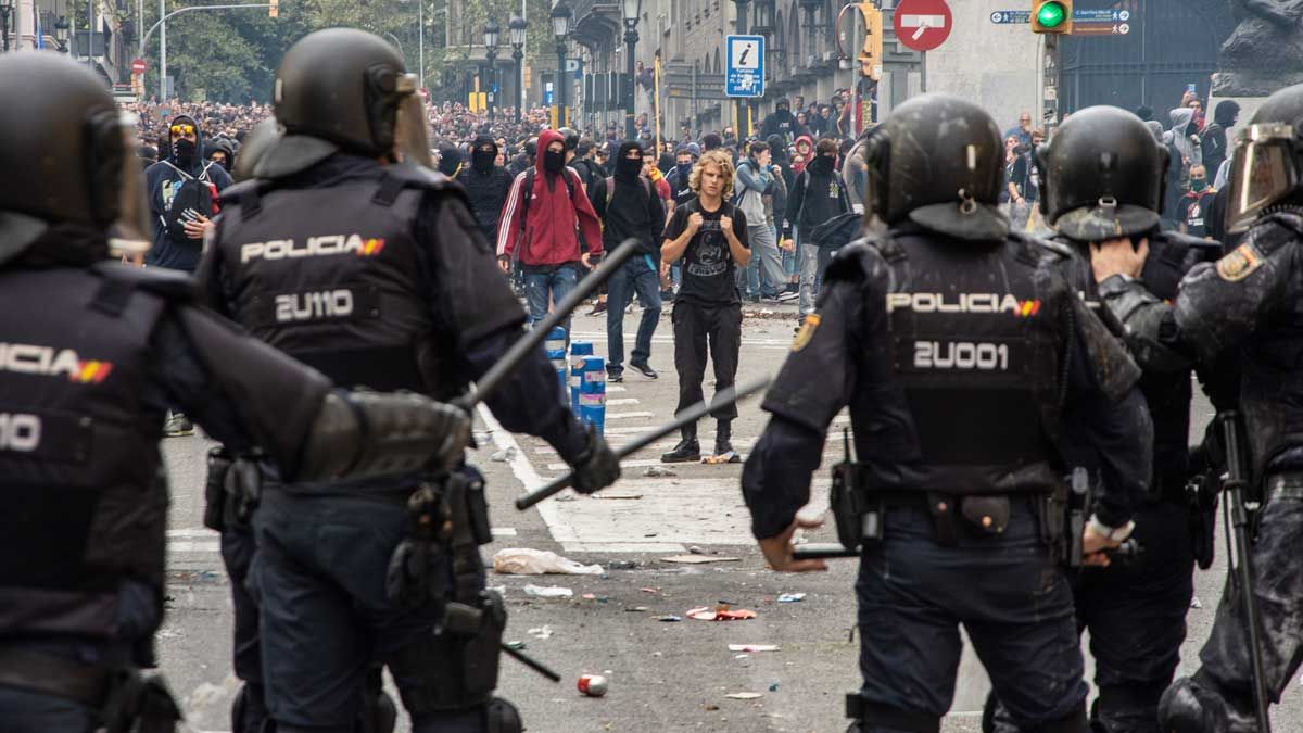 Policía detiene a 8 personas en sexta noche de disturbios en Barcelona