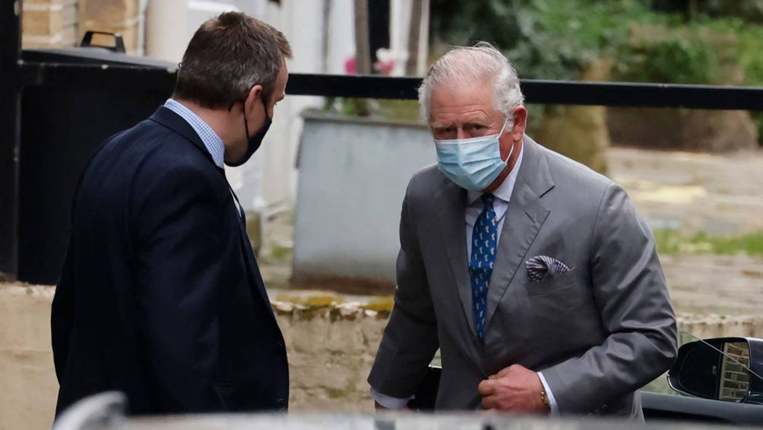 El príncipe Carlos visita a su padre Felipe en el hospital