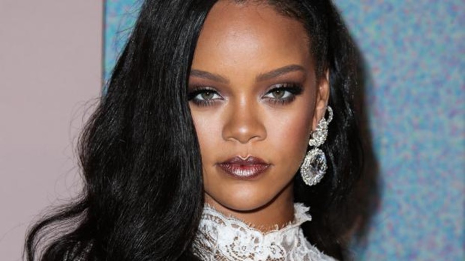 Publicación de Rihanna en topless genera polémica en redes