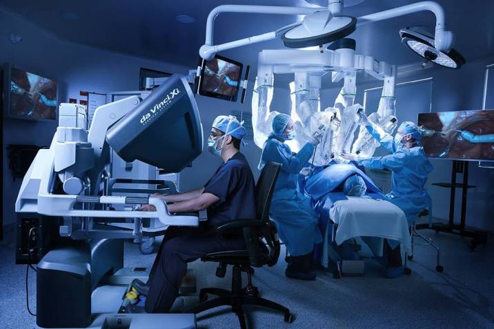 Un robot quirúrgico extirpa un tumor a una paciente