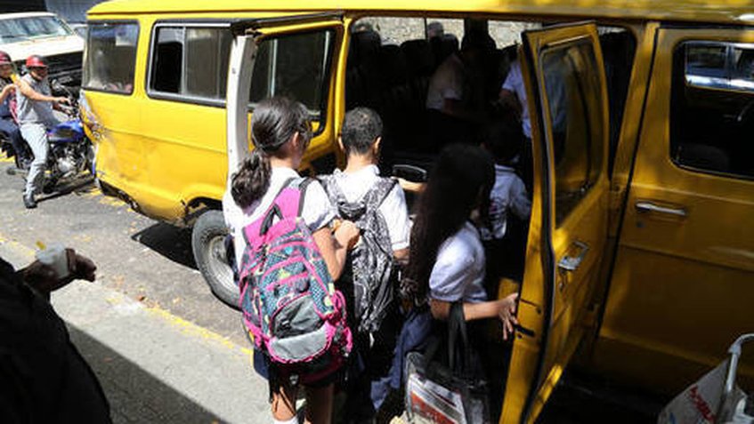 Transportistas escolares se alistan para el retorno a clases