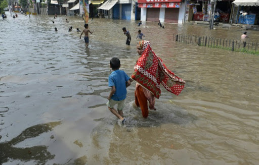 Evacuan a 1.380 personas por el paso de un monzón por la capital