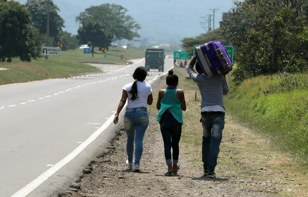 Criollos viajan con particulares o colas