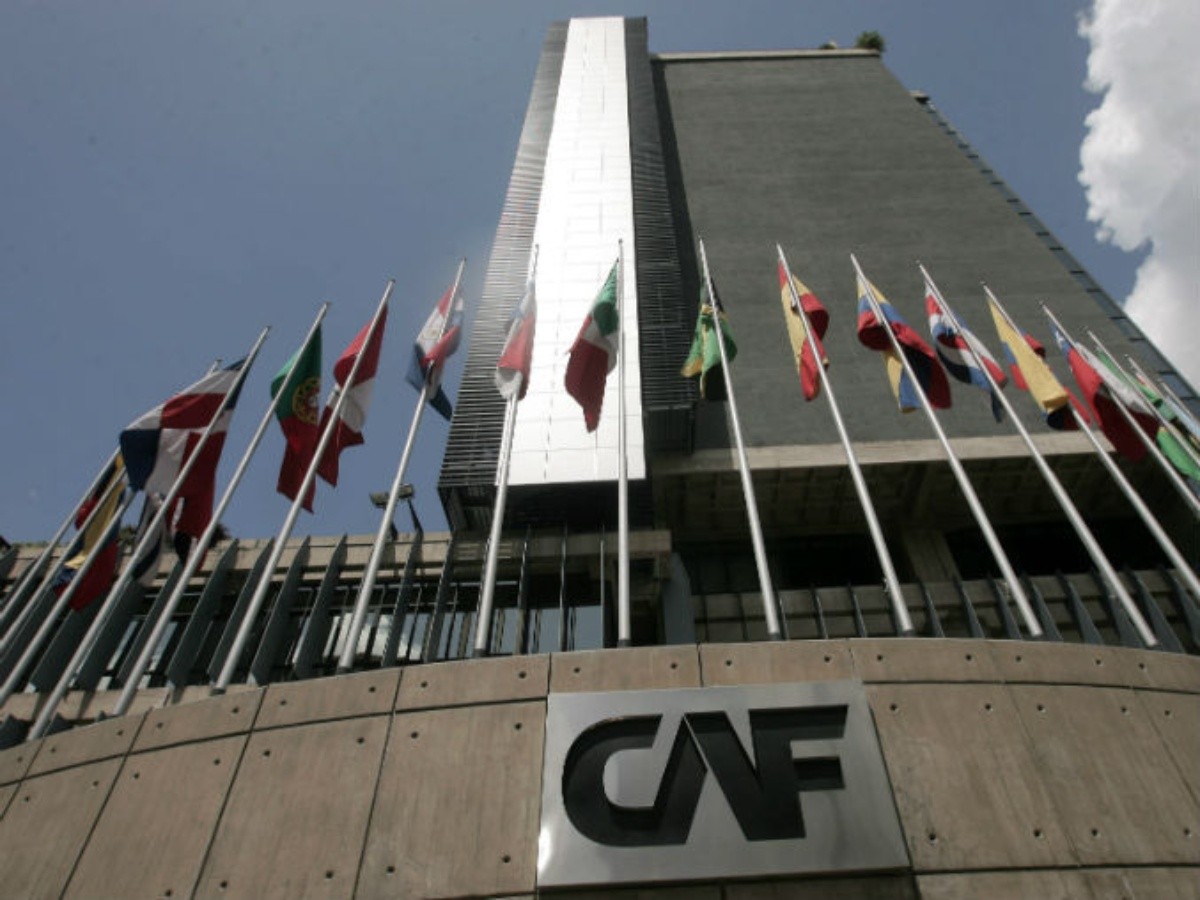 Luis Carranza renuncia a presidencia de CAF por presiones de representantes argentinos