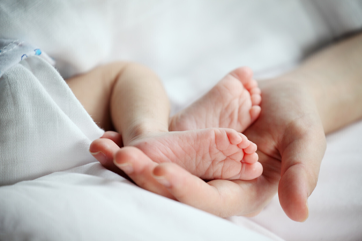 Bebé de nueve meses muere en España mientras dormía con su mamá