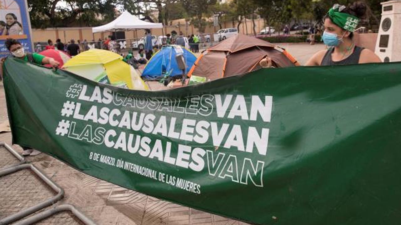 Dominicanas acampan frente a la sede del Gobierno a favor del aborto