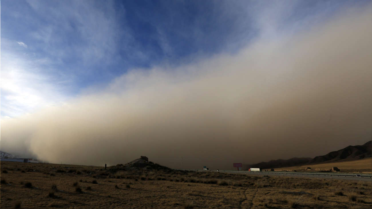La mayor tormenta de arena en una década azota a China