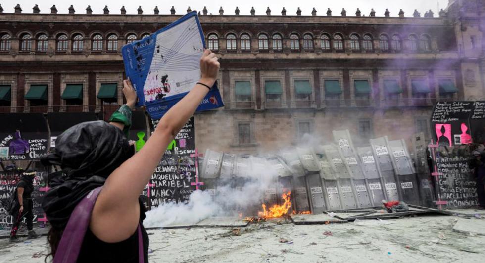 Manifestantes derriban parte del muro que protege Palacio Nacional mexicano