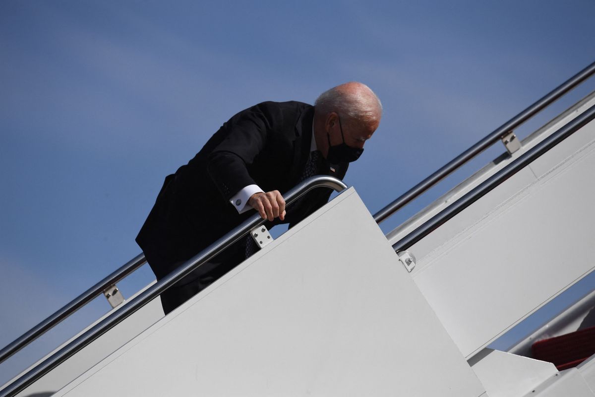 El presidente Biden sufre un traspié en las escaleras del Air Force One