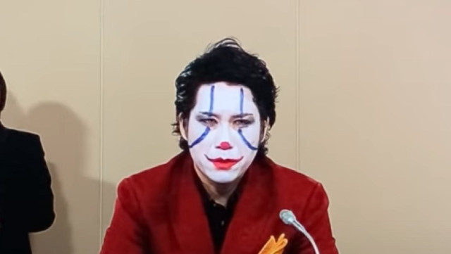 Un candidato a gobernador de una prefectura japonesa presenta su programa vestido al estilo de Joker