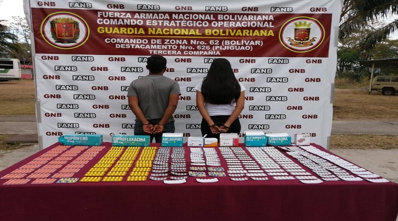 Funcionarios detienen a hombre y mujer por tráfico ilegal de medicinas