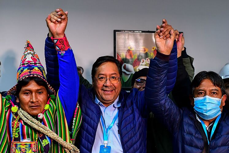 Presidente de Bolivia pide a médicos enfocarse en vacunación deponer