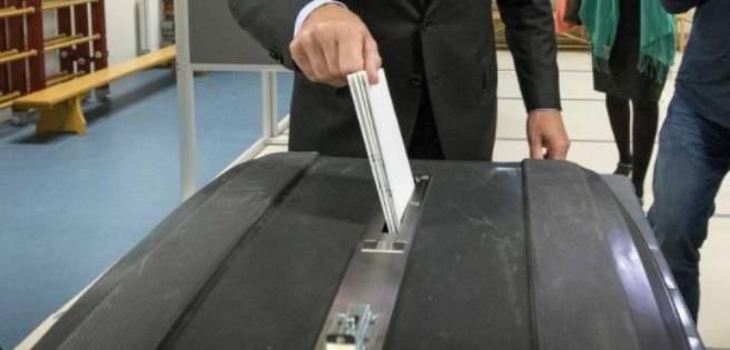 Mascarillas, geles y distancia en primera jornada electoral en Países Bajos