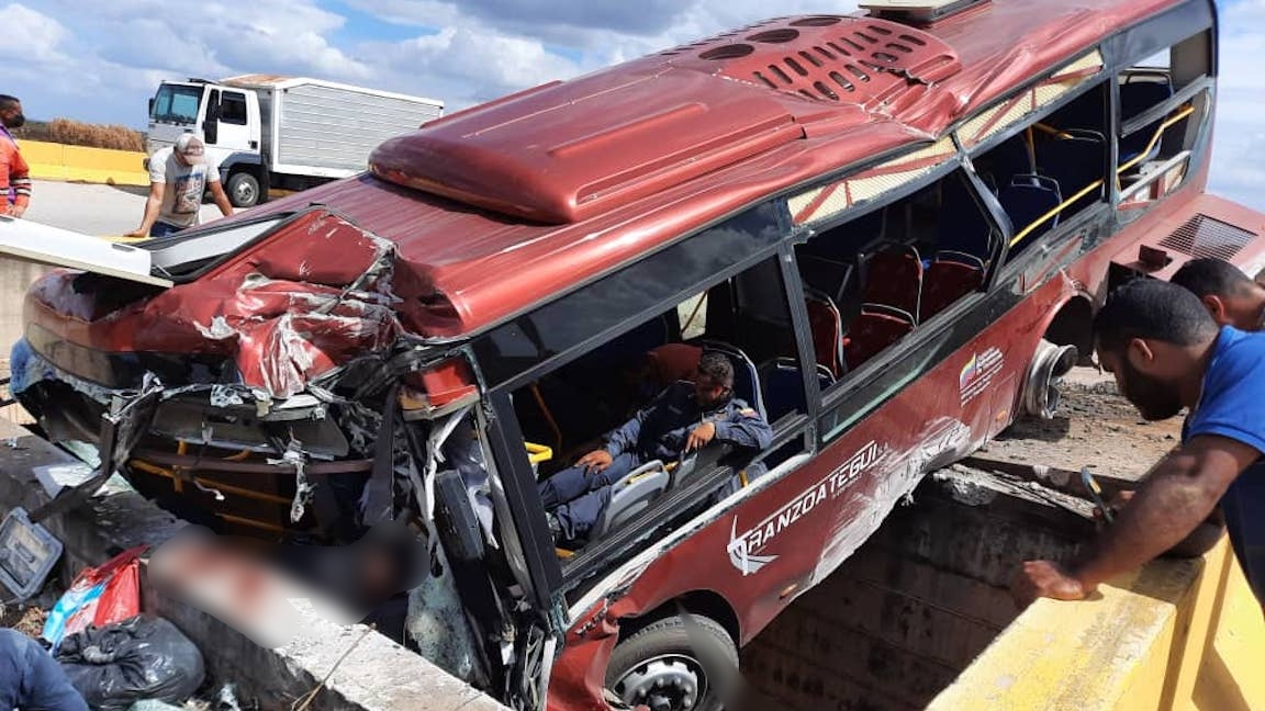 Un autobús choca contra objeto fijo en carretera de Anzoátegui