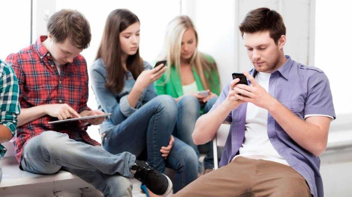 Cuidados de los adolescentes y la adicción al celular | Diario 2001