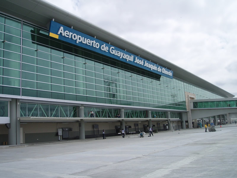 Aeropuerto de Ecuador reactiva labores tras caída de ceniza volcánica