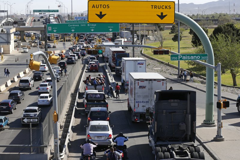 México restringe tránsito terrestre en sus fronteras en plena ola migratoria