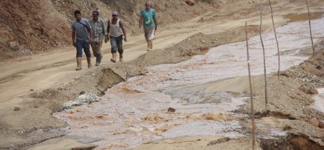 Despejan carretera hacia Chichiriviche tras deslizamientos por lluvias en La Guaira | Diario 2001