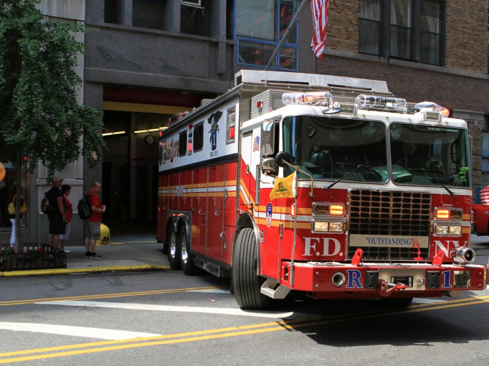 Un muerto y dos bomberos heridos en incendio en geriátrico Nueva York