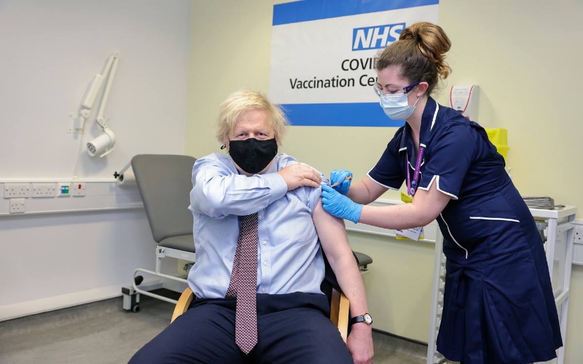 Boris Johnson recibe primera dosis de la vacuna de AstraZeneca contra