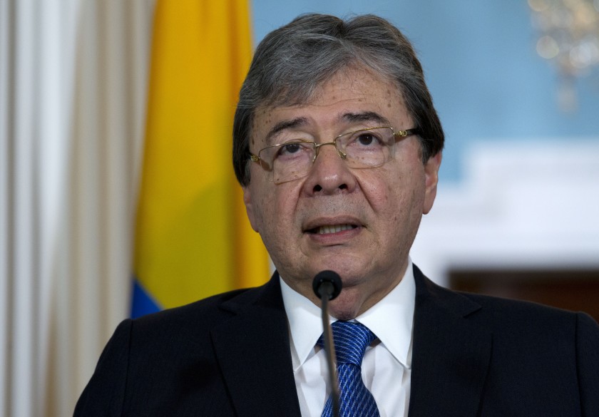 Ministro colombiano llama "máquinas de guerra" a niños reclutados
