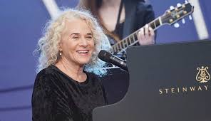 Carole King se suma a Dolly Parton y se vacuna cantando para la ocasión