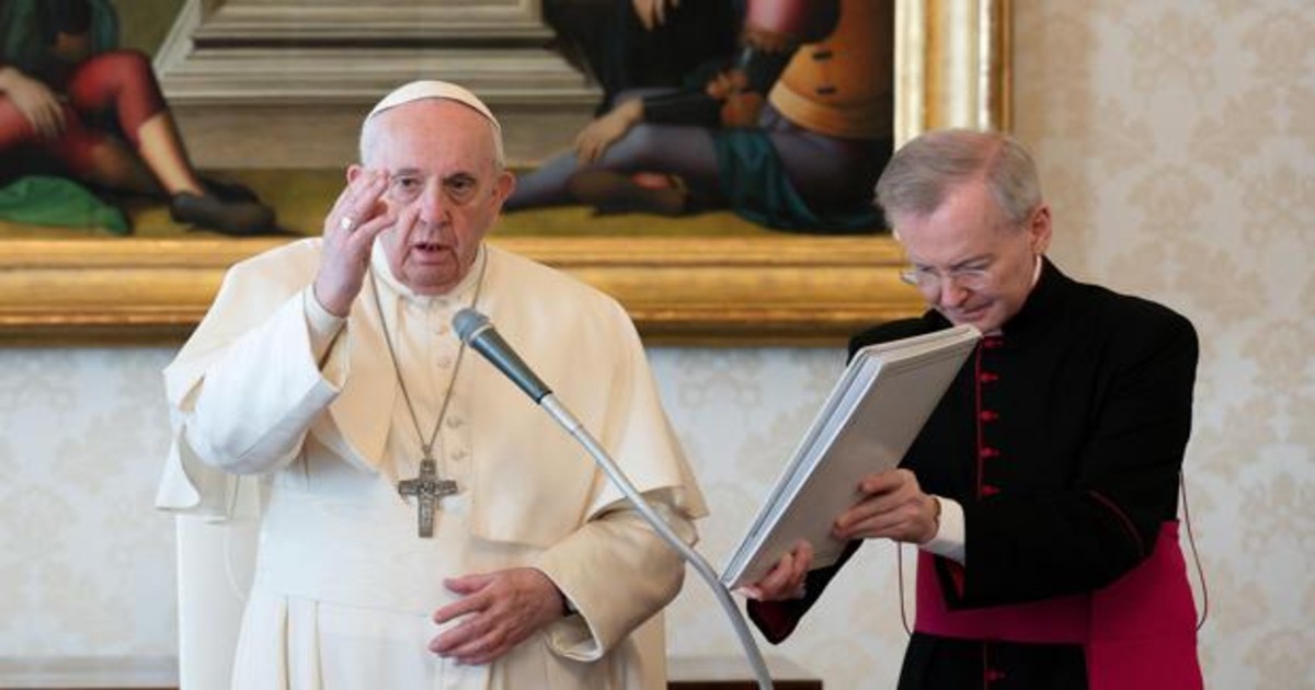 El papa Francisco afirma que se arrodilla para lograr el cese de la violencia