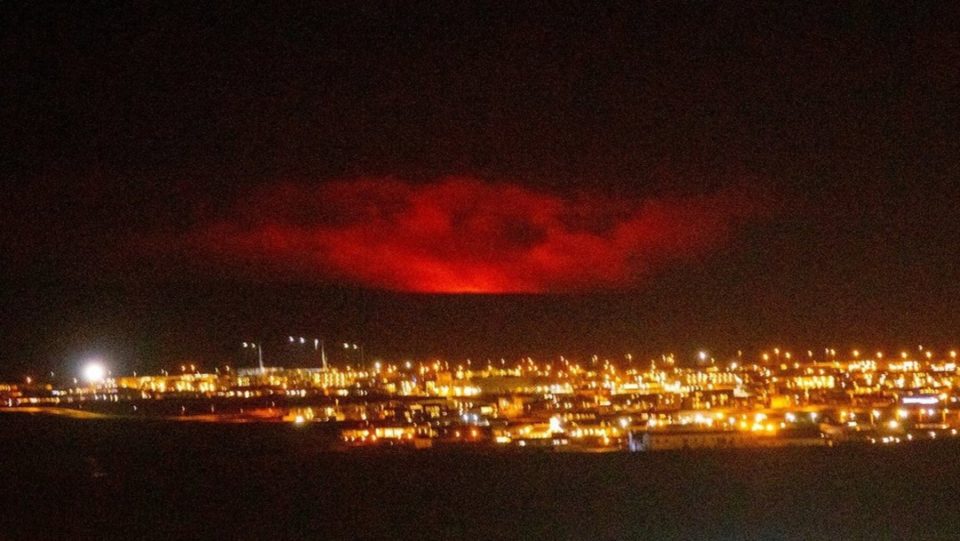 Volcán hace erupción a unos 40 km de Reykjavik, la capital de Islandia