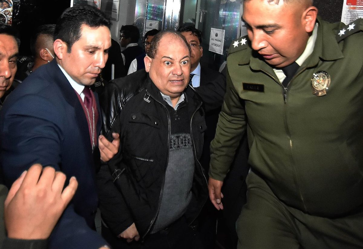 Exministros bolivianos aprehendidos llegaron a la Fiscalía de La Paz