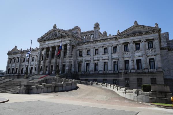 Parlamento uruguayo debate limitar nuevamente derecho de reunión por COVID-19