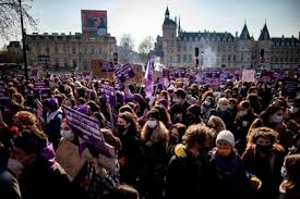 Miles de mujeres reivindican en París su papel en la lucha contra la COVID
