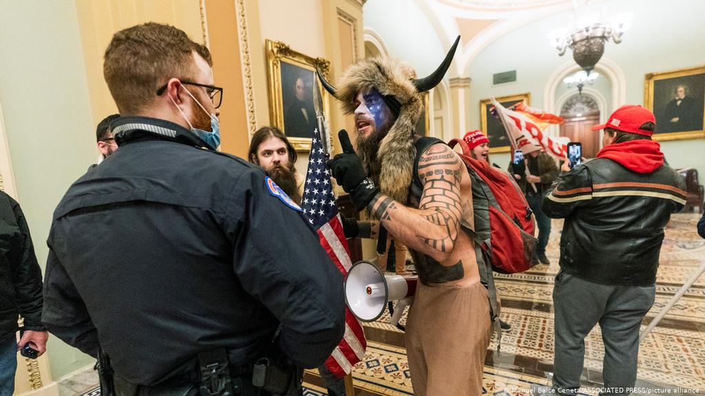 Juez ordena que el "vikingo" que asaltó el Capitolio permanezca en prisión