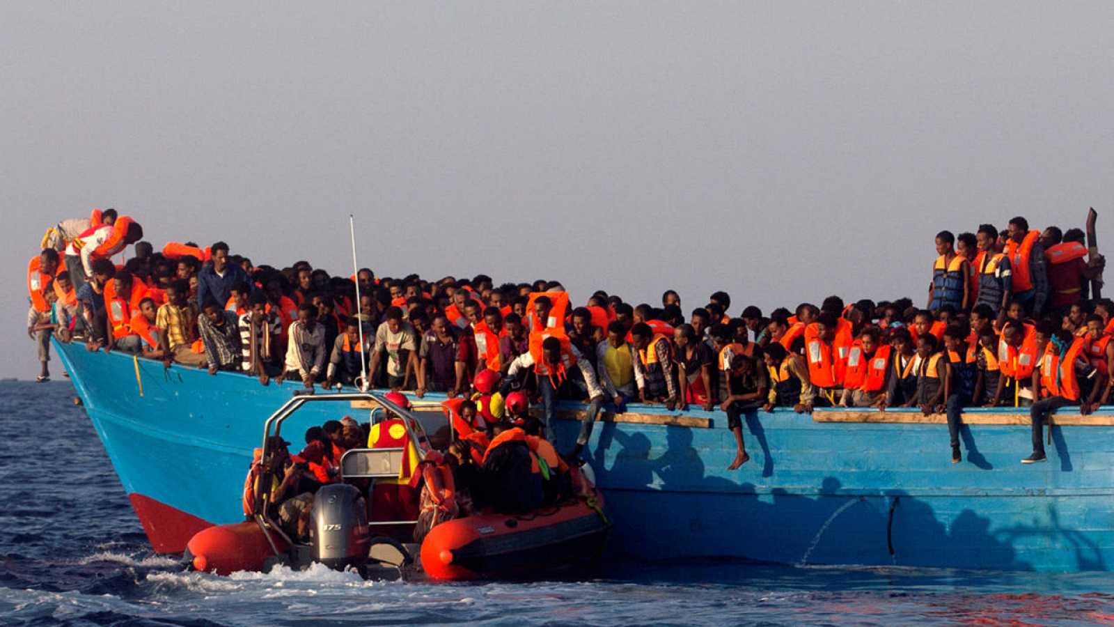 Fiscalía italiana investiga si una ONG cobró por transbordar inmigrantes