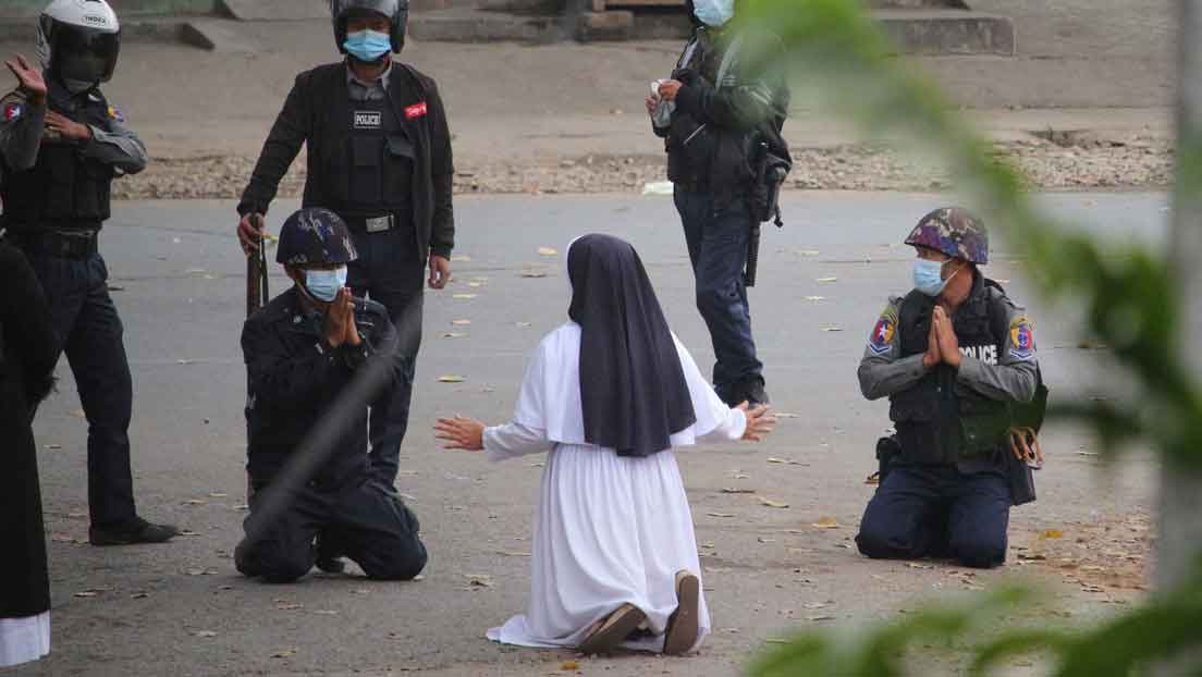 Monja se arrodilla ante policías en Myanmar pidiendo que la maten a ella