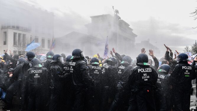 Enfrentamientos entre policía y manifestantes opuestos a restricciones por