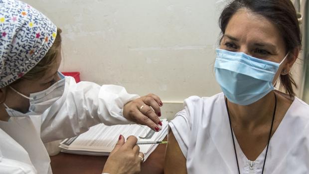 Argentina completa vacunación con una dosis a la población prioritaria