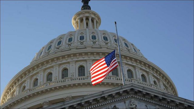 Congresistas lamentan el suceso del Capitolio con banderas a media asta