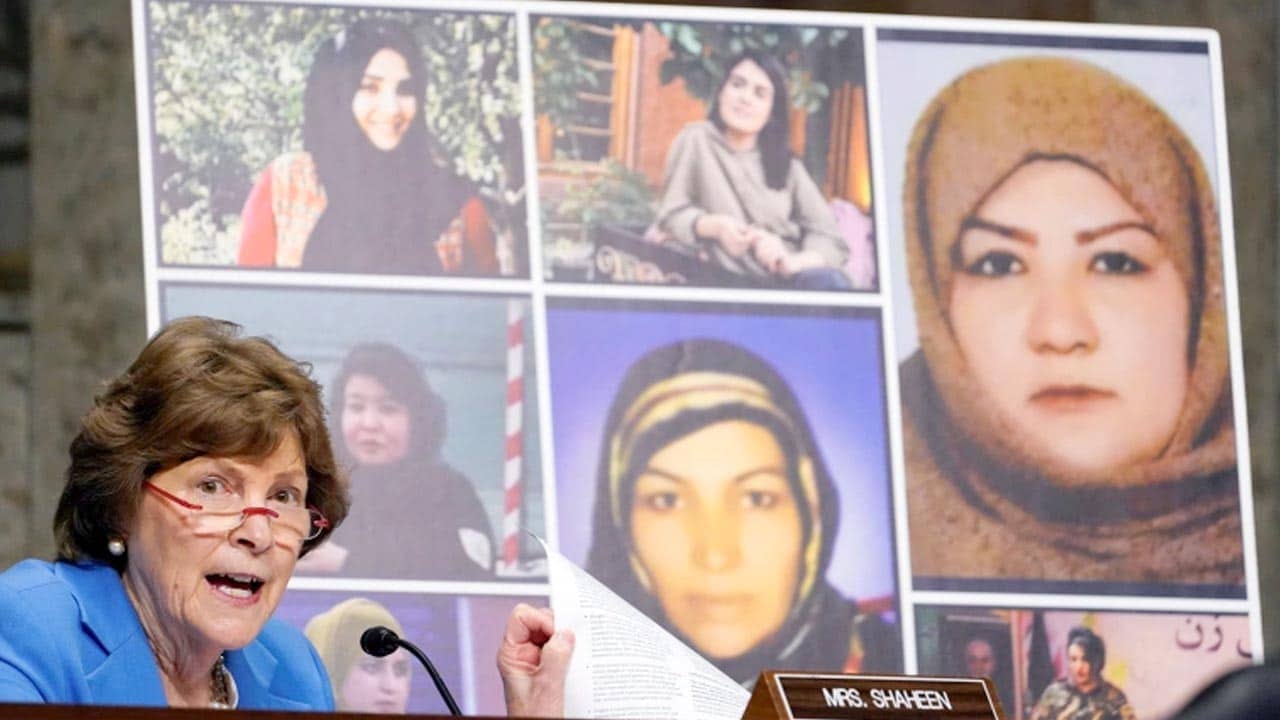 Senadores de EEUU acusan a Biden de abandonar a las mujeres afganas