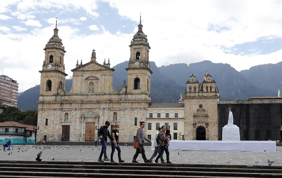 Ciudades de Colombia confinadas ante tercera ola del coronavirus