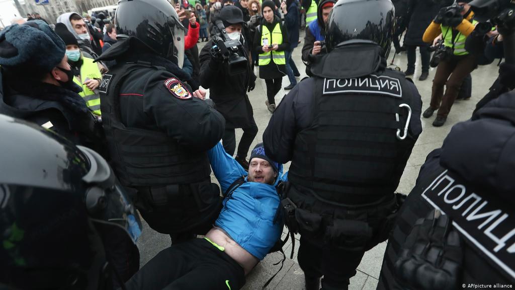En Rusia detienen a más de 100 personas en protestas a favor de Navalni
