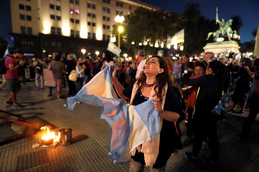 Ciudadanos protestan en Buenos Aires contra nuevas restricciones