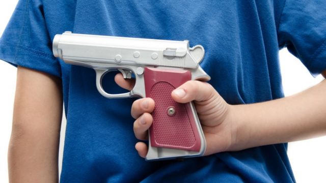 Matan a joven de 16 años por portar una pistola de juguete