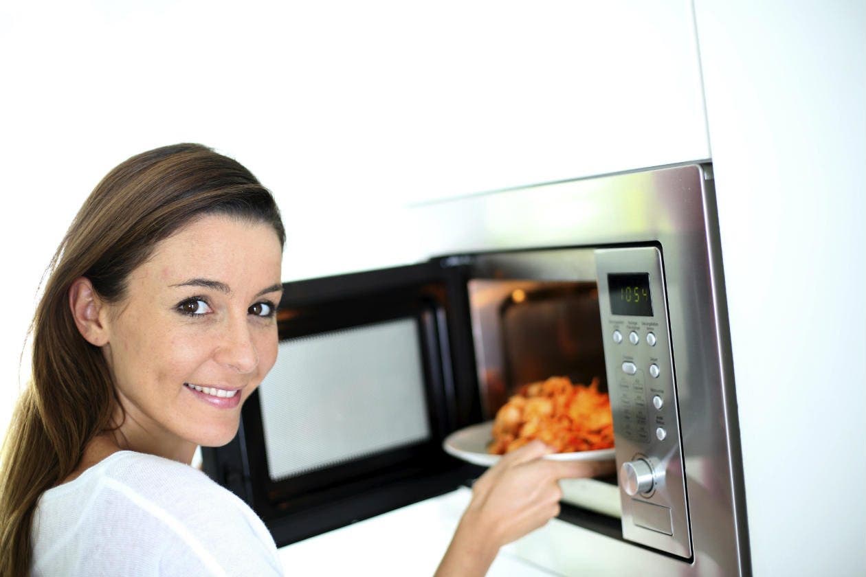 ¿Es malo calentar la comida en el microondas? | Diario 2001