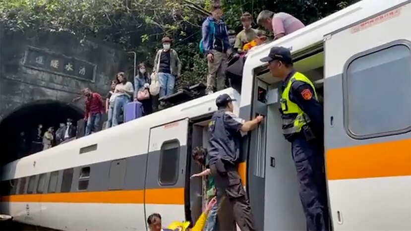 Descarrilamiento de tren en Taiwán deja al menos 48 muertos y decenas